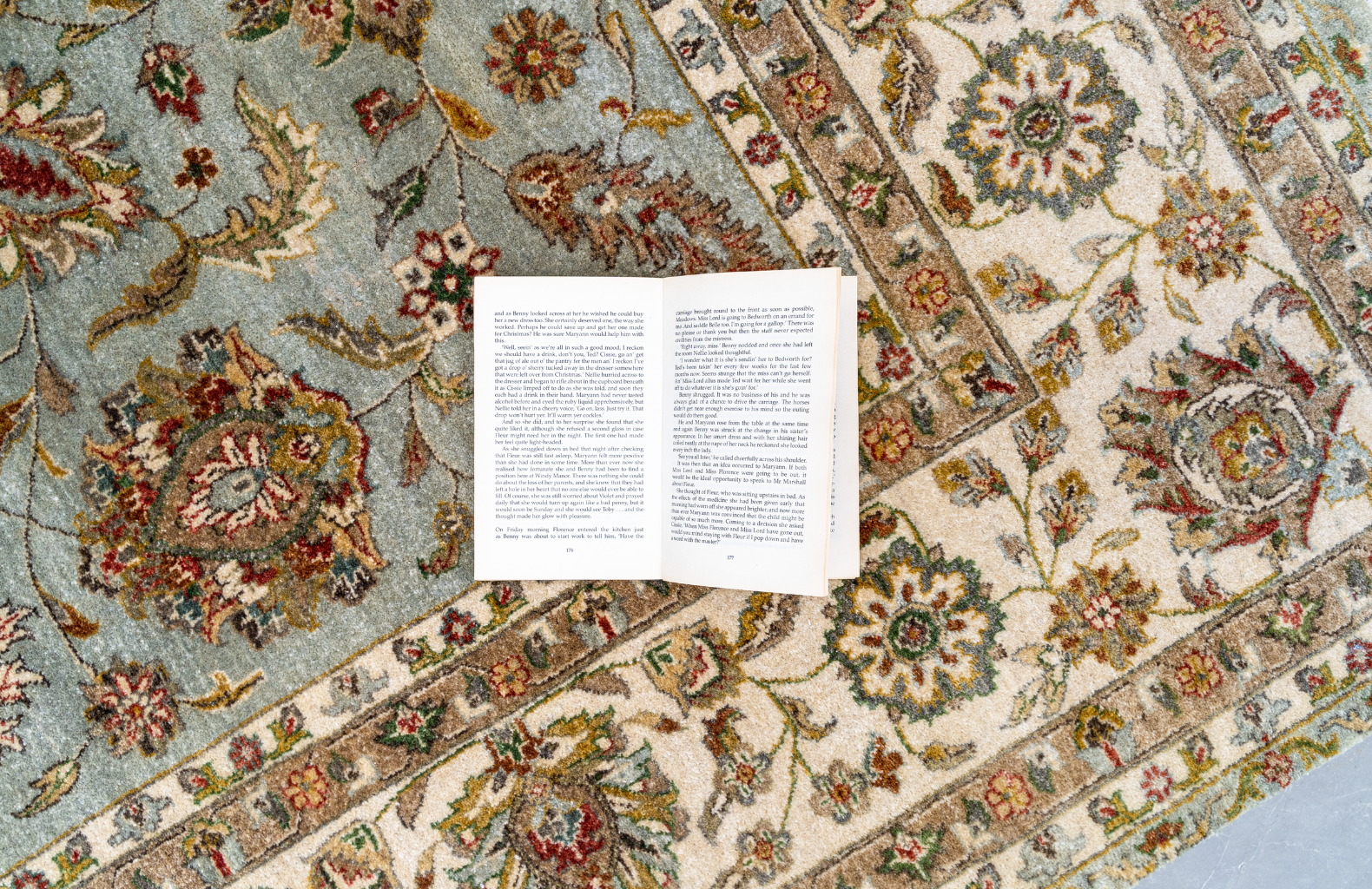 Buy Carpet in Delhi – Premium handmade Persian-style carpet with intricate floral motifs and elegant craftsmanship